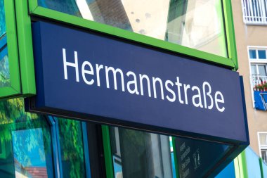 Berlin, Almanya - 13 Haziran 2019: Hermannstrae S-Bahn İstasyonu tabelası, Berlin 'in Neuklln ilçesindeki bir tren istasyonu