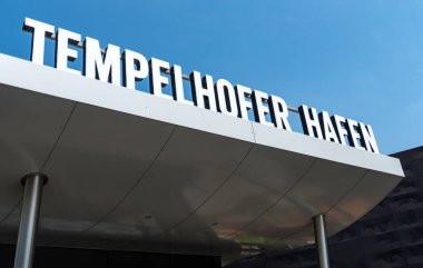 Berlin, Almanya - 12 Haziran 2019: Tempelhofer Hafen alışveriş merkezinin dış tabelaları