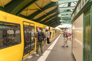 Berlin, Almanya - 8 Haziran 2019: İnsanlar metroya biniyor