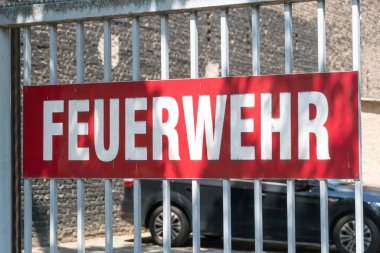 Berlin, Almanya - 5 Haziran 2019: Feuerwehr tabelası, İtfaiye Departmanı Almancası