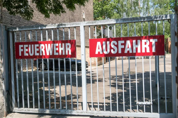 Berlín Alemania Junio 2019 Puerta Con Letreros Feuerwehr Ausfahrt Alemán — Foto de Stock