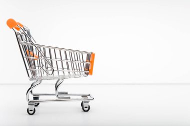 Beyaz arka planda alışveriş sepeti arabası