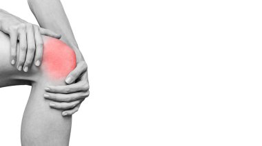 Diz ekini bağla. Diz iltihabı. Genç kadın ağrılı dizine masaj yapıyor