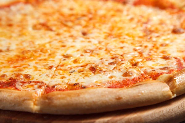 pizza domates, gauda peynir ve mozzarella ile yapılan margherita.