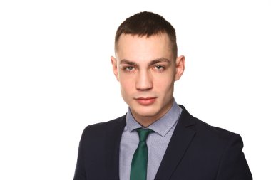 Yakışıklı bir genç adam. Beyaz arka planda izole edilmiş, kravat ve takım elbiseli yakışıklı beyaz adam..