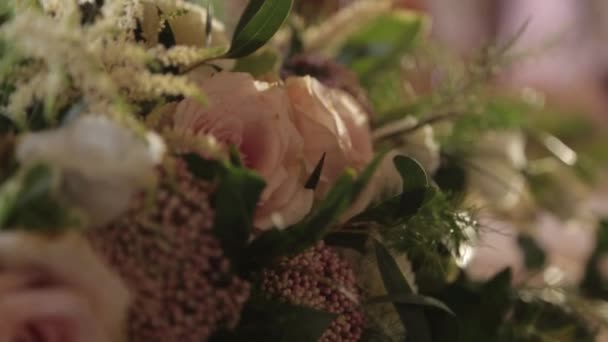 결혼식 날에 흰색과 크림 장미 꽃다발을 닫습니다. 스톡 푸티지