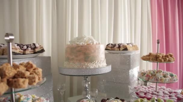 Свадебные пирожные на сладком столе крупным планом — стоковое видео
