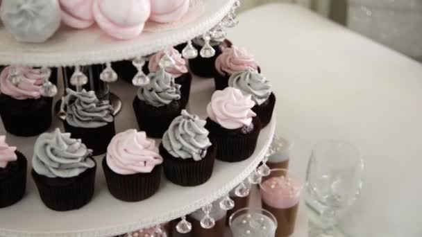 Pâtisseries de mariage sur table sucrée gros plan — Video