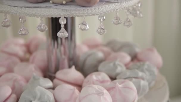 Bruiloft gebak op zoete tabel closeup — Stockvideo