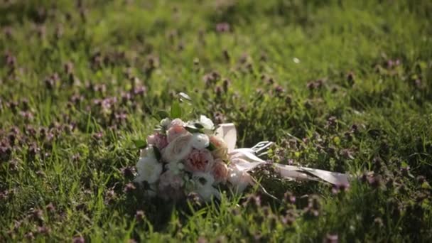 El ramo de novias en una hierba verde Clip De Vídeo