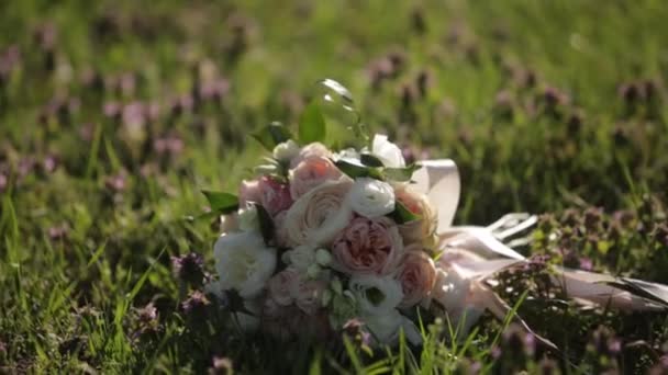 新娘在绿草上的花束 — 图库视频影像
