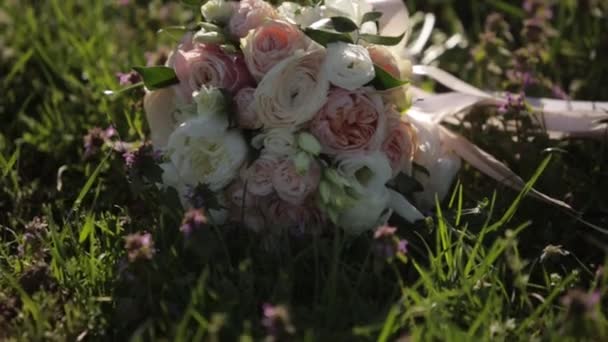 Le bouquet des mariées sur une herbe verte — Video