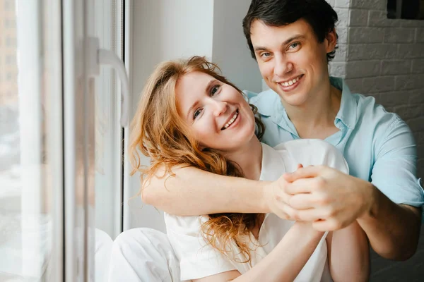 Mutlu kız ve adam ana penceresinde yakınındaki sarılma. — Stok fotoğraf