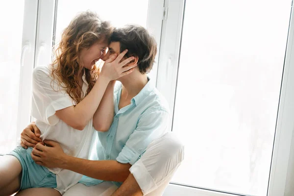 Mutlu kız ve adam ana penceresinde yakınındaki öpüşme. — Stok fotoğraf