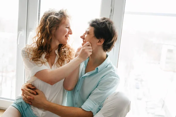 Mutlu kız ve adam ana penceresinde yakınındaki sarılma. — Stok fotoğraf