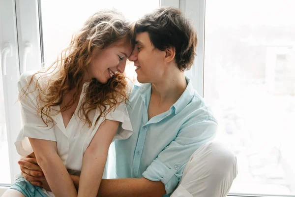Mutlu kız ve adam ana penceresinde yakınındaki öpüşme. — Stok fotoğraf