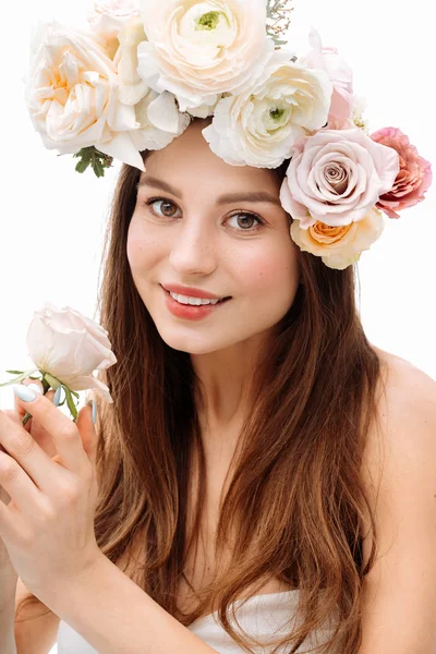 Όμορφη νεαρή κοπέλα χαμογελαστή και ποζάρουν με άνθη σε λευκό φόντο σε λευκό φόρεμα. Στούντιο πορτρέτου. — Φωτογραφία Αρχείου