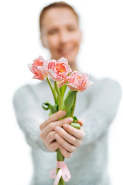 年轻美丽的妇女给粉红色郁金香在白色背景. — 图库照片