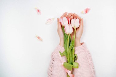 Bir buket Pembe Lale tutan genç kız. Üstten Görünüm, beyaz arka plan.