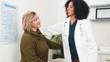 Farklı bir kadın doktorun olgun hastasına empati ve destek gösterdiğini, başarılı bir tıbbi konsültasyon sırasında olumlu ve güvenilir bir doktor-hasta ilişkisi geliştirdiğini gösteriyor..