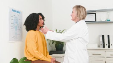 Deneyimli bir kadın doktor, profesyonel bir muayenehane ortamında çeşitli genç bir bayan hastayla kapsamlı bir istişarede bulunur. Bu sağlık kontrolünde hasta bakımı ve sağlık hizmetlerindeki çeşitlilik vurgulanmaktadır.