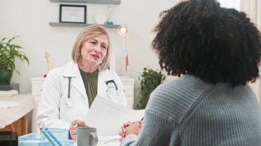 Deneyimli bir kadın doktor çeşitli bir hastaya düşünceli bir tıbbi konsültasyon sunar. Modern bir klinik ortamında sağlık, güven ve profesyonel sağlık konularında gizli bir tartışmaya girişirler..