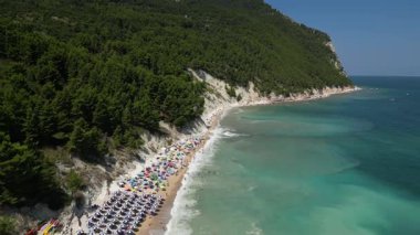 İtalyan Adriyatik güzeli San Michele Plajı, Sirolo, İtalya, Marş