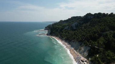 Sirolo Sahili 'nin Hava Aracı Çekimi Yaz Atmosferini Rahatlatıyor