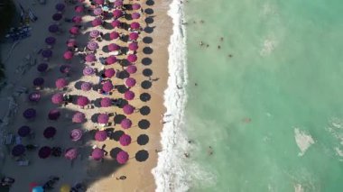 Turkuaz Adriyatik Denizi ve San Michele Sahili Sirolo, Marche İtalya