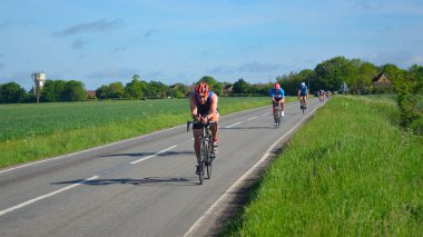 Grafham, Cambridgeshire, İngiltere - 22 Mayıs 2016: Triathletes triatlon yol Bisiklete binme sahnede.