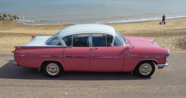 Felixstowe, Suffolk, İngiltere - 07 Mayıs 2017: Klasik pembe ve beyaz Vauxhall Cresta sahil gezinti yerinde Park.