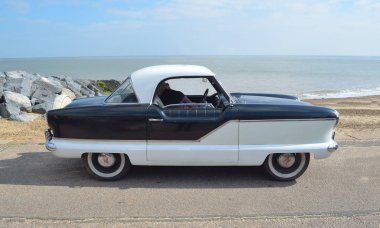 Felixstowe, Suffolk, İngiltere - 07 Mayıs 2017: Deniz kıyısındaki klasik siyah ve beyaz Nash Metropolitan motorlu araba park.   