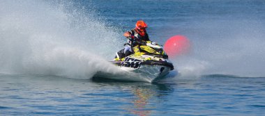 Wyboston, Bedfordshire, İngiltere - 09 Nisan 2017: sprey çok az oluşturma hızda viraj Jet Ski rakip.