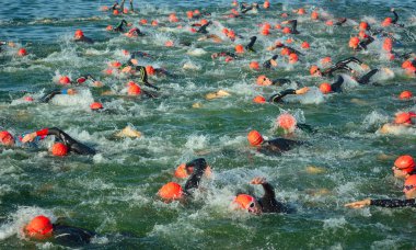 Grafham, Cambridgeshire, İngiltere - 06 Ağustos 2017: Yarışmacı triatlon Yüzme aşamasında başlayan su içinde,