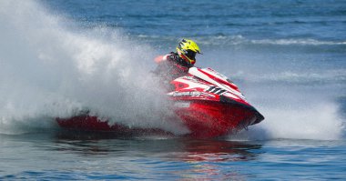 Wyboston, Bedfordshire, İngiltere - 09 Nisan 2017: sprey çok az oluşturma hızda viraj Jet Ski rakip.