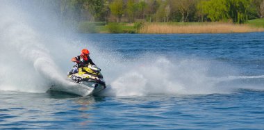 Wyboston, Bedfordshire, İngiltere - 09 Nisan 2017: sprey çok az oluşturma hızda viraj Jet Ski rakip.
