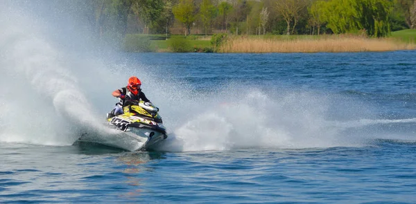 Wyboston, Bedfordshire, İngiltere - 09 Nisan 2017: sprey çok az oluşturma hızda viraj Jet Ski rakip.