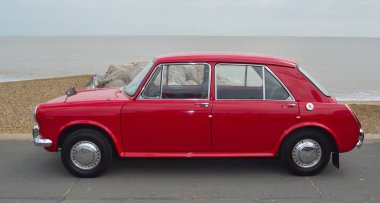 Felixstowe, Suffolk, İngiltere - 07 Mayıs 2017: Klasik kırmızı Austin 1100 Motor araba sahil gezinti yerinde Park.