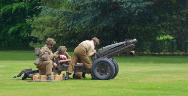 Silsoe, Bedfordshire, İngiltere - 28 Mayıs 2017: İkinci Dünya Savaşı sahra üniformaları giyen Fired gunners olmak üzere topu.