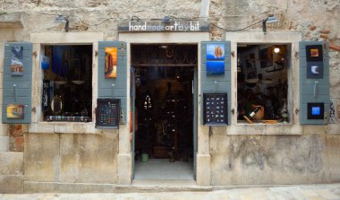 Rovinj, Istria, Hırvatistan - 27 Haziran 2017: Dükkanı açık sanat ve el sanatları Rovinj Hırvatistan için. 