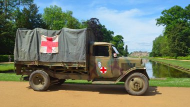 Silsoe, Bedfordshire, İngiltere - 28 Mayıs 2017: Kızıl Haç işaretleri kamyonla Vintage İkinci Dünya Savaşı söküp Park ile arka planda evin