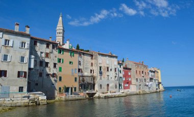 Rovinj kasabası Adriatic Coast satır Istria Hırvatistan St Euphemia Kilisesi ile yarımada.