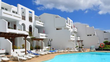 Costa Trguise, Lanzarote, İspanya - 19 Mart 2018: Tatil daireler havuzu ve şezlong.