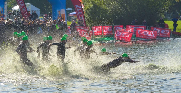 Grafham Cambridgeshire Angleterre Mai 2017 Des Nageurs Triathlon Entrent Dans — Photo