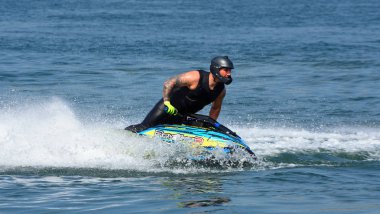 Wyboston, Bedfordshire, İngiltere - 21 Nisan 2018: Freestyle Jet 360 oluşturma sprey çok az performans kayakçı