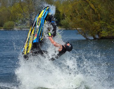 Wyboston, Bedfordshire, İngiltere - 21 Nisan 2018: Freestyle Jet sprey çok az geri çevirmek oluşturma performans kayakçı.