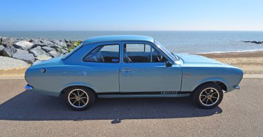 Felixstowe, Suffolk, İngiltere - 06 Mayıs 2018: Deniz kıyısındaki klasik gümüş Ford Escort Motor araba park.