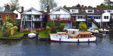 Horning, Norfolk, İngiltere - 10 Mayıs 2018: Waterside özellikleri ve eski moda Kruvazör Bure Horning, Nehri üzerinde.