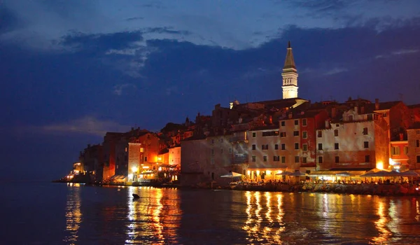 Eski kasaba Rovinj kısa bir süre sonra Günbatımı ile ışık ve yansımalar