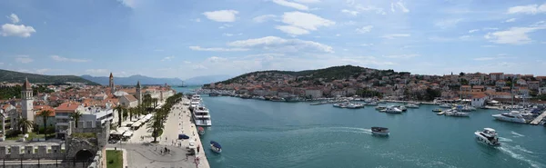 与克罗地亚伊奥沃岛的水道和桥梁的 Trogir — 图库照片